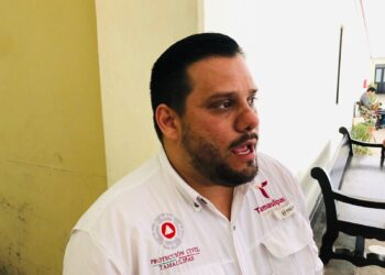 Rescatan a tres pescadores que naufragaron en la presa Vicente Guerrero