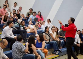 Invita Arturo Núñez a jóvenes de La Salle a votar durante foro