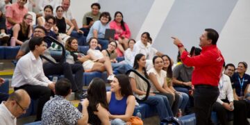 Invita Arturo Núñez a jóvenes de La Salle a votar durante foro