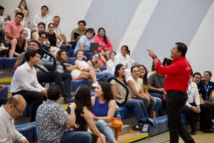 Invita Arturo Núñez a jóvenes de La Salle a votar durante foro