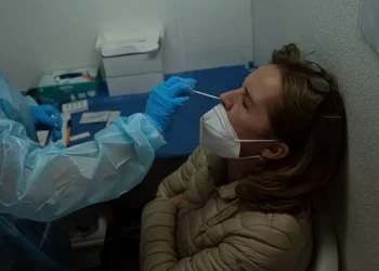 Casos de covid-19 aumentan en España; más contagios en personas de 45 y 65 años