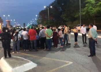 Bloquean 30 trabajadores eventuales de la SS el bulevar Tamaulipas