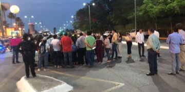 Bloquean 30 trabajadores eventuales de la SS el bulevar Tamaulipas