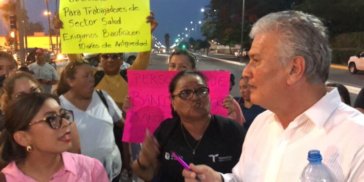 Bloquean 30 trabajadores eventuales de la SS el bulevar Tamaulipas