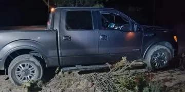 Cae ‘pollero’ en Nuevo León; trasladaba a 15 migrantes en una camioneta