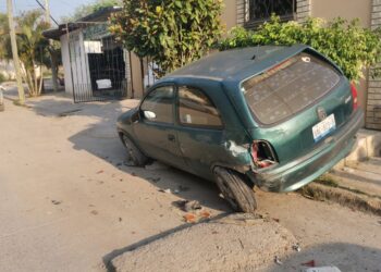 Choca contra auto estacionado en la Col. Las Brisas de Victoria