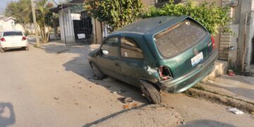 Choca contra auto estacionado en la Col. Las Brisas de Victoria