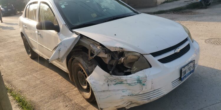 Choca contra auto estacionado en la Col. Las Brisas de Victoria