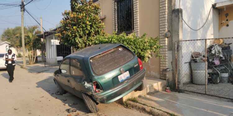 Choca contra auto estacionado en la Col. Las Brisas de Victoria
