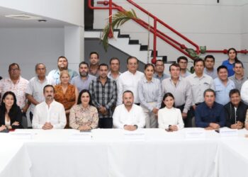 Presenta Mónica Villarreal su proyecto de gobierno a constructores de Tampico