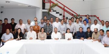 Presenta Mónica Villarreal su proyecto de gobierno a constructores de Tampico