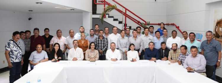 Presenta Mónica Villarreal su proyecto de gobierno a constructores de Tampico