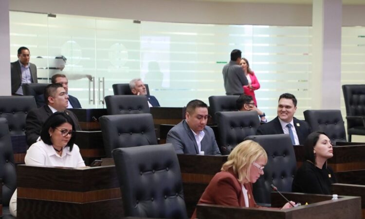 Aprueban lactancia de hasta dos años para madres burócratas