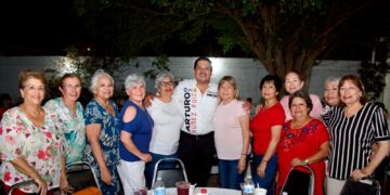 Dialoga Arturo Núñez con victorenses y pide su voto para llegar al Senado