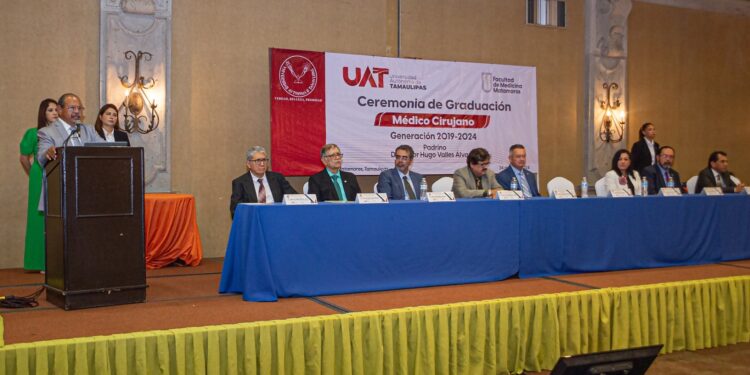 Realiza Facultad de Medicina de la UAT ceremonia de graduación