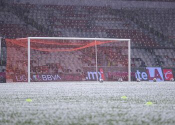 Granizo tapizó la cancha del Estadio Azteca previo a Final de Liga MX Femenil