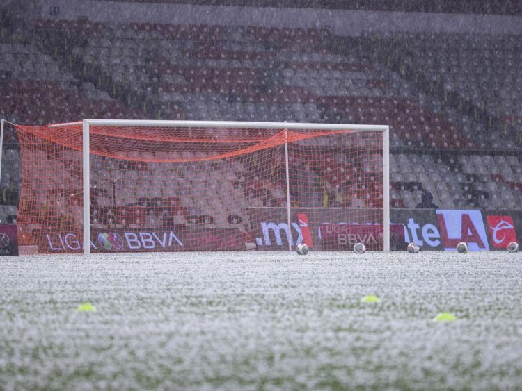 Granizo tapizó la cancha del Estadio Azteca previo a Final de Liga MX Femenil