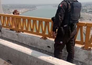 Resguarda Guardia Estatal a mujer que pretendía saltar del Puente Tampico