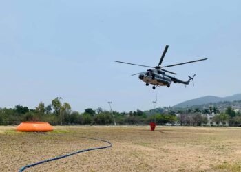 Reanudan combate a incendio en “Cañón del Novillo” de Victoria con helicóptero