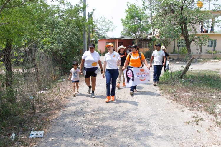 Mayra Benavides pide el voto a familias del Ejido El Olmo de Victoria para llegar al Congreso