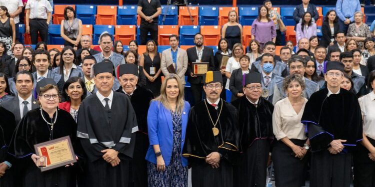 Rinde la UAT emotivo homenaje a su personal académico