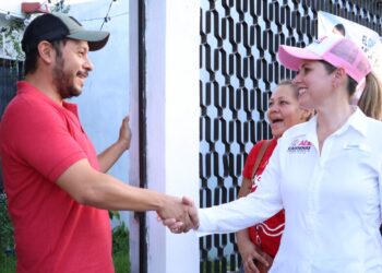 Pide Alejandra Cárdenas el voto en el Fracc. Sierra Ventana para llegar al Congreso