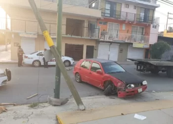 Ebrio se estrella contra poste de madera en la calle 19 y Veracruz