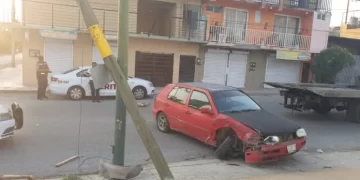 Ebrio se estrella contra poste de madera en la calle 19 y Veracruz