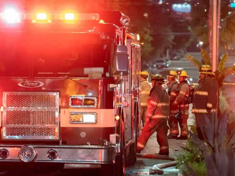 Bomberos sofocan incendio en bodega y tienda de autoservicio en Altamira, Tamaulipas