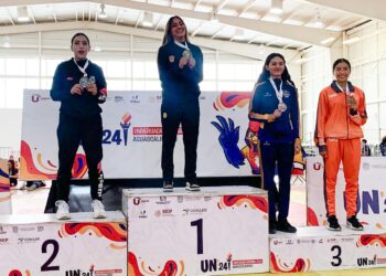 Laura Zamora da bronce en Karate para la UAT