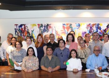 Se reúne Mónica Villarreal con notarios públicos de Tampico