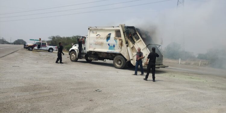 Se incendia camión recolector de basura en González, Tamaulipas