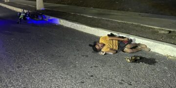 Motociclista ebrio cae por viajar a exceso de velocidad, termina en hospital