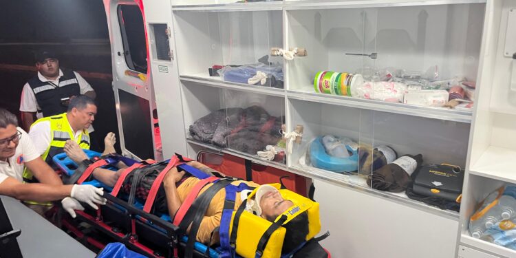 Motociclista ebrio cae por viajar a exceso de velocidad, termina en hospital