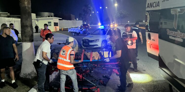 Motociclista ebrio cae por viajar a exceso de velocidad, termina en hospital