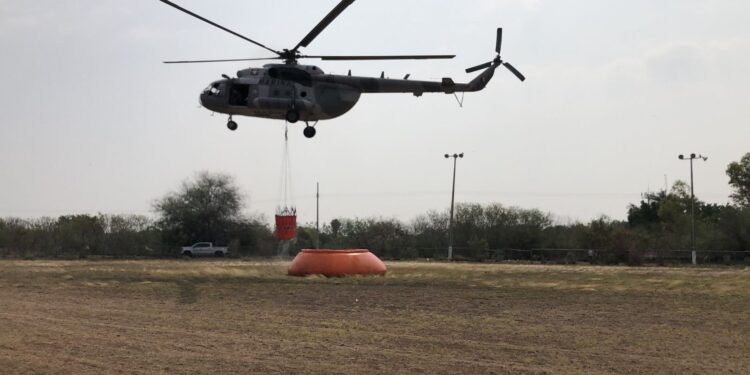 Entra en acción helicóptero contra incendio en Cañón del Novillo