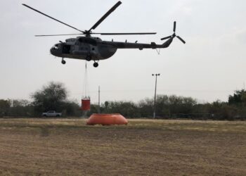 Entra en acción helicóptero contra incendio en Cañón del Novillo