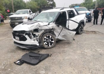 Dos lesionados  y cuantiosos daños dejó choque en la Carretera Victoria Monterrey.