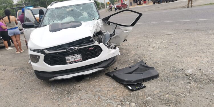 Dos lesionados  y cuantiosos daños dejó choque en la Carretera Victoria Monterrey.