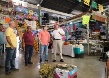 Dialoga presidente en funciones con locatarios del Mercado Argüelles.