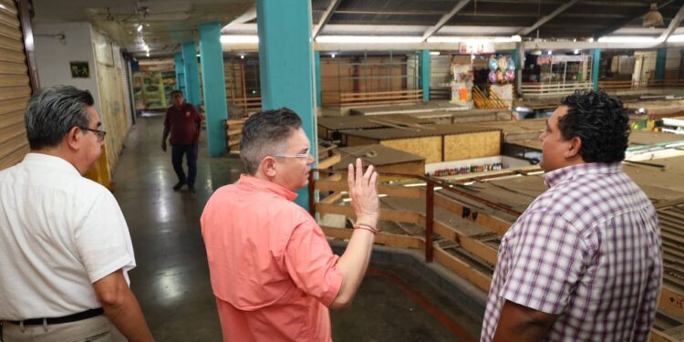 Dialoga presidente en funciones con locatarios del Mercado Argüelles.