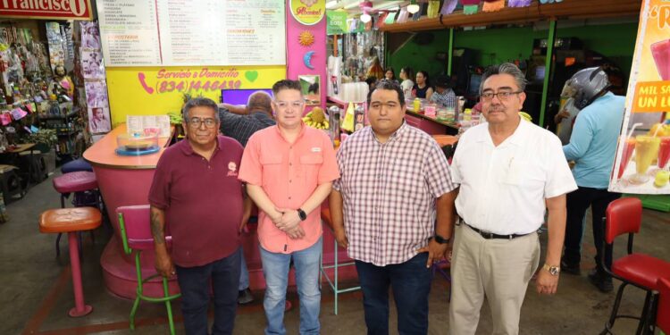 Dialoga presidente en funciones con locatarios del Mercado Argüelles.