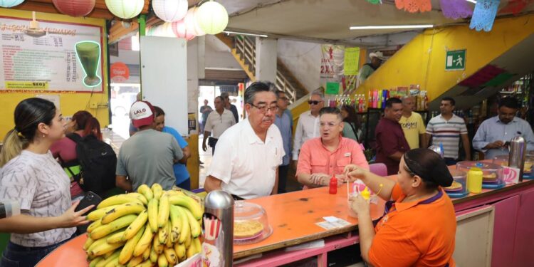 Dialoga presidente en funciones con locatarios del Mercado Argüelles.