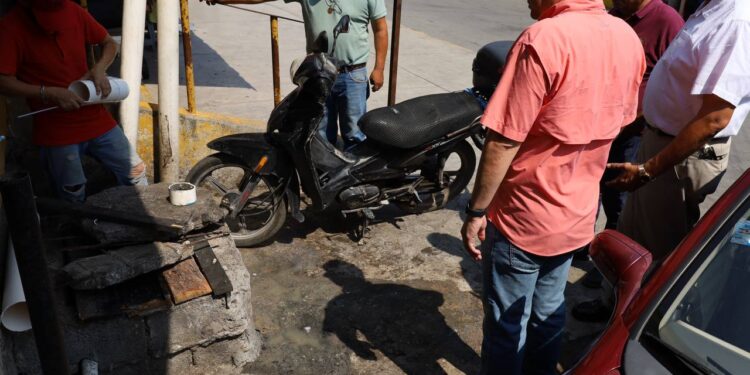Dialoga presidente en funciones con locatarios del Mercado Argüelles.