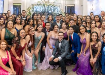 Rector Dámaso Anaya convive con egresados de Enfermería Victoria en fiesta de graduación.