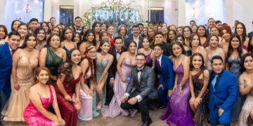 Rector Dámaso Anaya convive con egresados de Enfermería Victoria en fiesta de graduación.