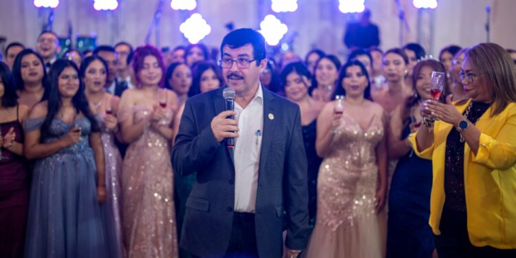 Rector Dámaso Anaya convive con egresados de Enfermería Victoria en fiesta de graduación.