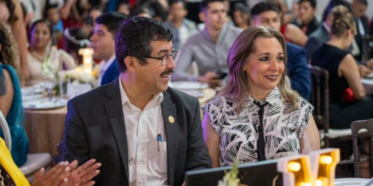 Rector Dámaso Anaya convive con egresados de Enfermería Victoria en fiesta de graduación.