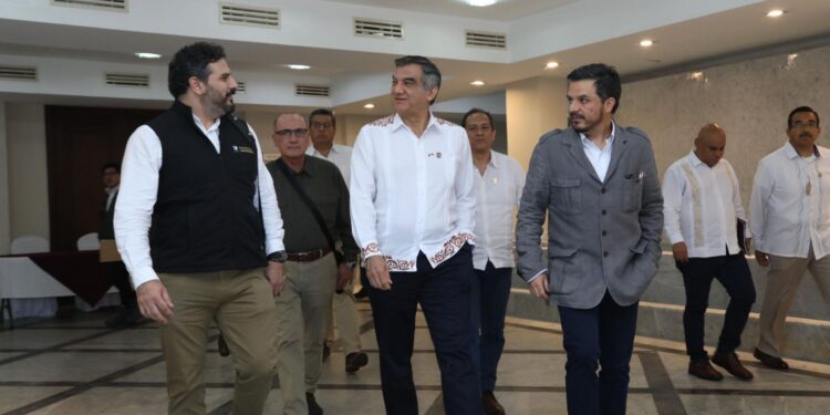 Supervisan Zoé Robledo y Américo Villarreal rehabilitación del Hospital del IMSS-Madero