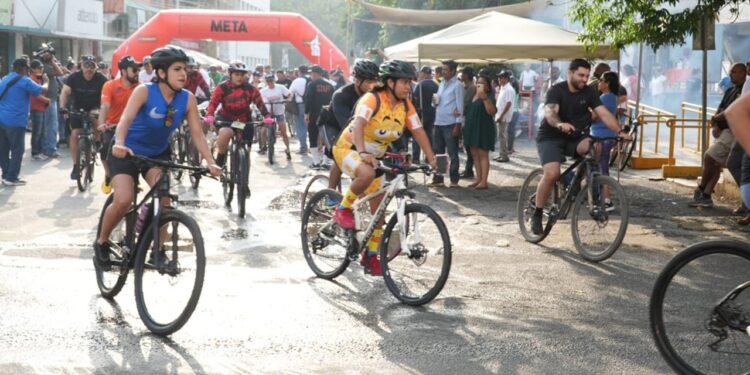 Celebra la UAT con gran éxito rodada deportiva familiar